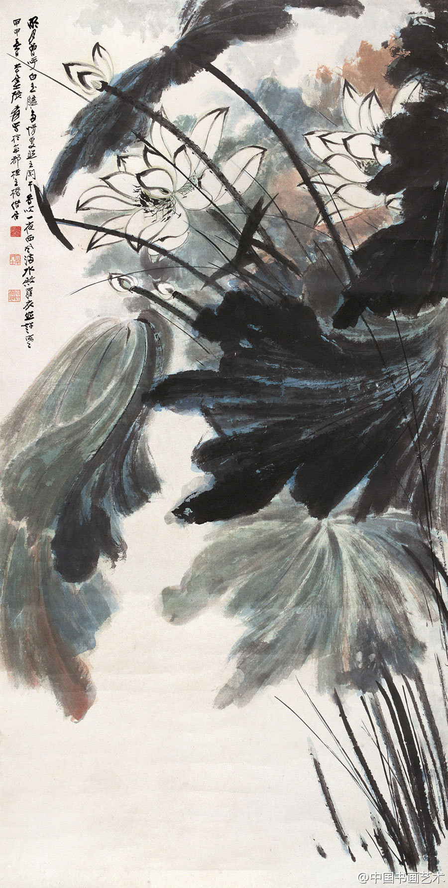 张大千《荷花》 【赏析】此幅作于1944年，那时的大千已经是名满天下，笔下的荷花更具物理、物情、物态。这幅《荷花》是张大千的代表作品，落落大方，雅俗共赏，娇艳而不俗，沉着而不浮，生动而不匠。徐悲鸿曾说：＂张大千的荷花，为国人脸上增色＂，绝非过誉之辞。