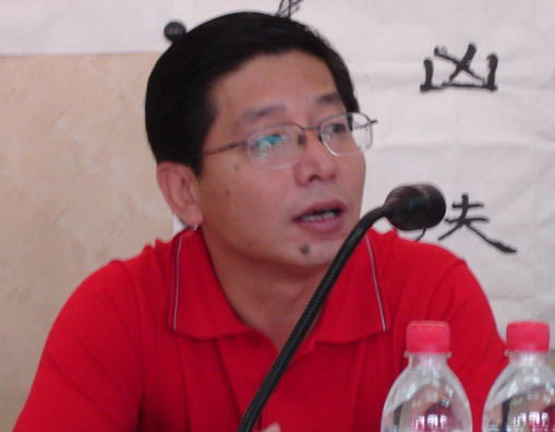 书法家于恩东,字思群,1967年生于辽宁省盖州市,2001年就读于中央美术学院。 书法家于恩东的作品荣获全国第七届中青年书法篆刻家展览提名奖、全国第三届楹联书法大展铜奖。2000年全国书画家新作展佳作奖、全国石油石化书法篆刻展一等奖。入展全国第六届、八届中青年书法篆刻家展览、全国第三届新人新作展、全国第一届行草书法大展、全国第一、二届扇面书法展、全国第一、二届书法兰亭奖。第三届全国中青年德艺双馨文艺工作者。 书法家于恩东现为中国书法家协会理事、中国石油文联主席、书法家协会执行副主席兼秘书长、四方印社社长。 书法家于恩东曾担任九届国展监审观察员、全国首届册页书法展组委会秘书长兼监审组组长;全军书法展、全国第六届楹联展评委,第三届中国书法兰亭奖监审委员、尧山杯评委。出版专着《走进中国经典书法——王羲之圣教序》;书法家于恩东的书法作品被中南海、人民大会堂、故宫博物院及全国数十家美术馆收藏。 书法家于恩东荣获中国文联送欢乐下基层先进个人,中国石油文联“德艺双馨奖”,中国书协“中国书法家进万家先进个人”。
